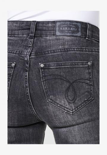 Короткие джинсы