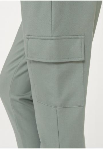 Брюки с накладными карманами