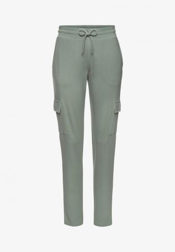 Брюки с накладными карманами