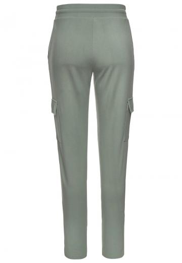 Брюки с накладными карманами