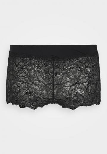 Трусы на бедрах