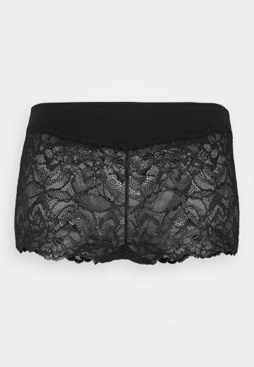 Трусы на бедрах