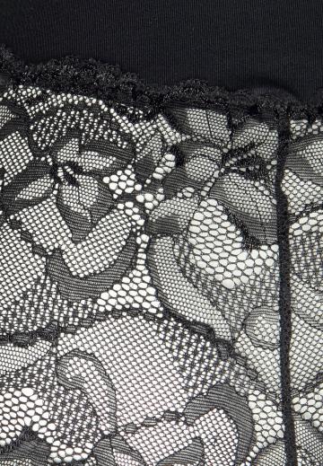 Трусы на бедрах