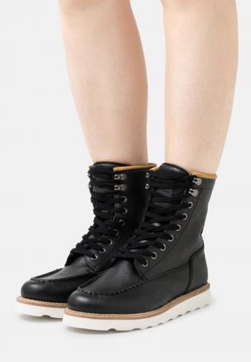 Ботинки на шнуровке