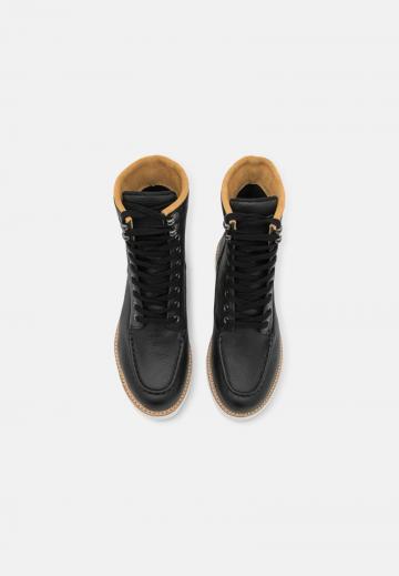 Ботинки на шнуровке