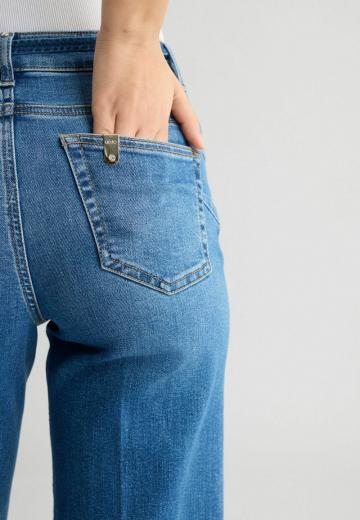 Короткие джинсы