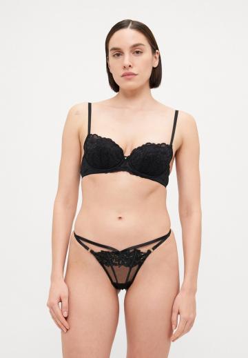 Трусы на бедрах