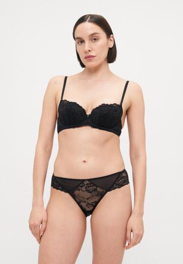 Трусы на бедрах