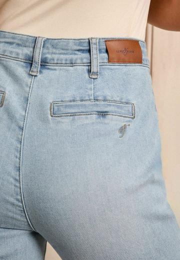 Короткие джинсы