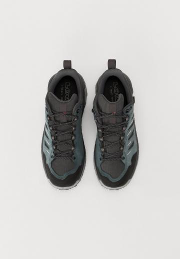 Походные кроссовки