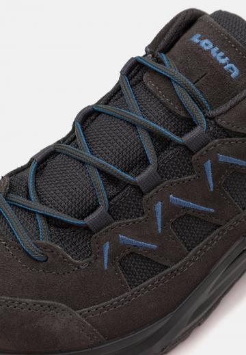 Походные кроссовки