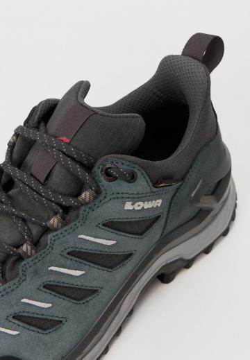 Походные кроссовки