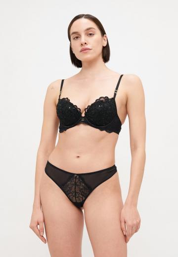 Трусы на бедрах