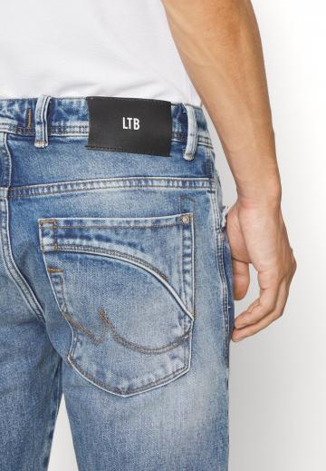 Прямые джинсы