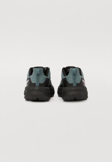 Походные кроссовки