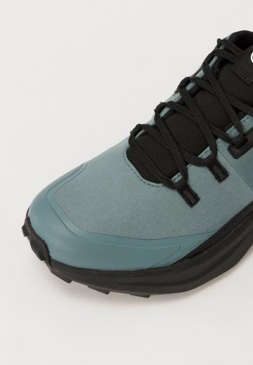 Походные кроссовки