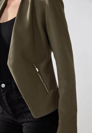 Блейзер с накладными карманами