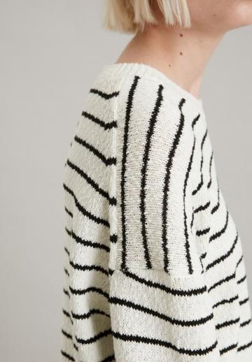 Пуловер в полоску