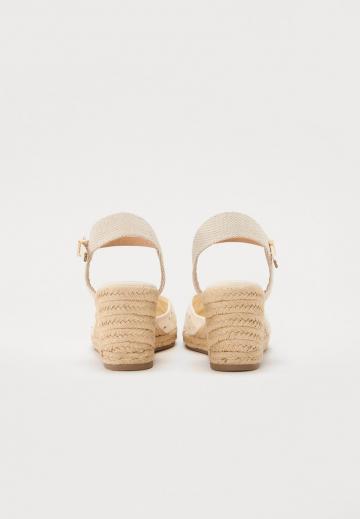 Туфли на танкетке