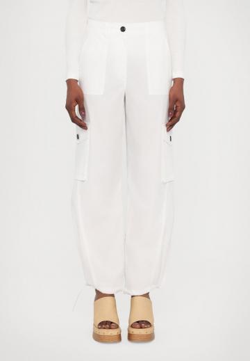 Брюки с накладными карманами