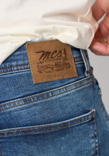 Прямые джинсы