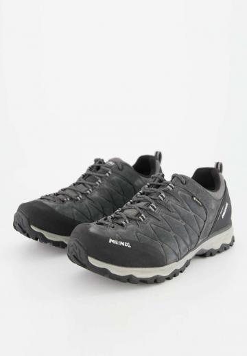 Походные кроссовки