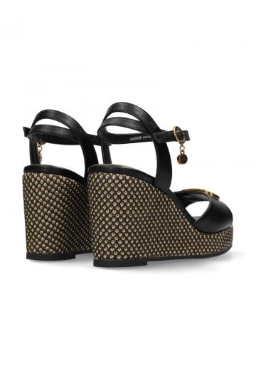 Босоножки на танкетке