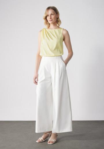 Блузка без рукавов