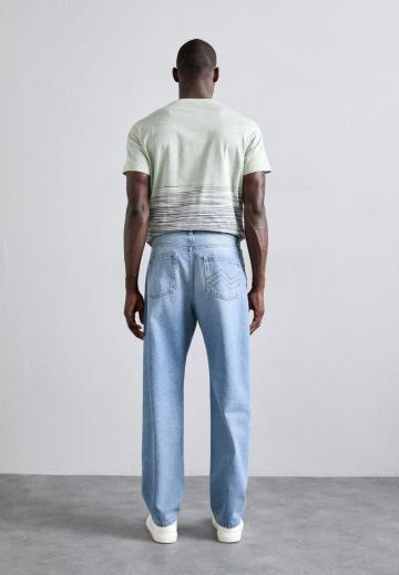 Прямые джинсы