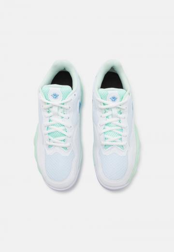 Теннисные кроссовки