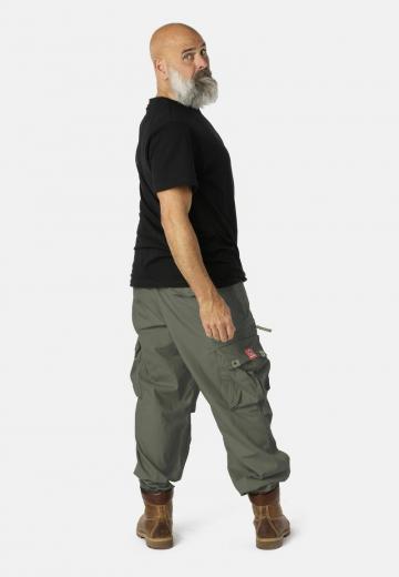 Брюки с накладными карманами