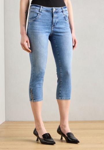Короткие джинсы