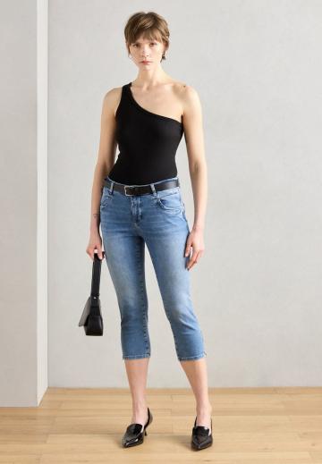 Короткие джинсы