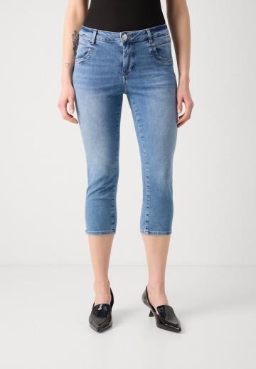 Короткие джинсы