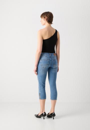 Короткие джинсы