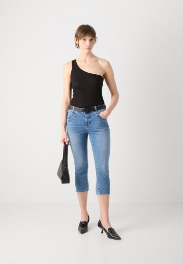 Короткие джинсы