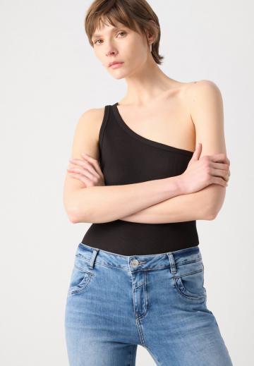 Короткие джинсы