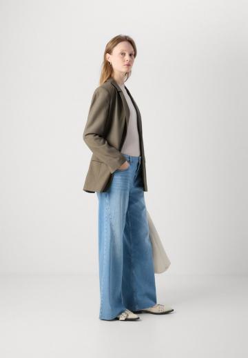 Клешеные джинсы