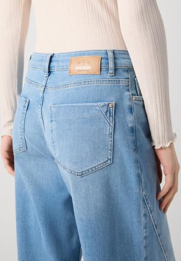 Клешеные джинсы