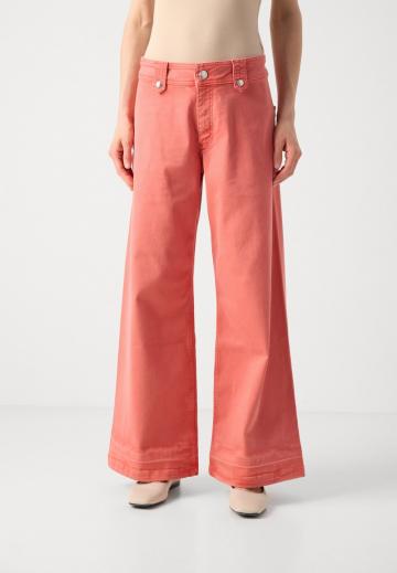 Клешеные джинсы