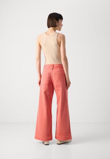 Клешеные джинсы