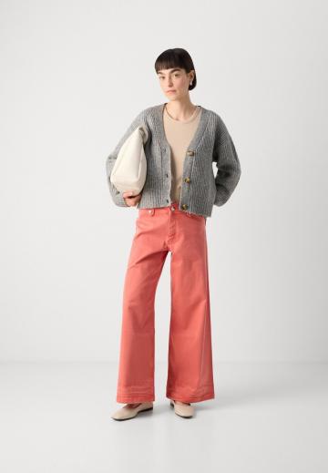 Клешеные джинсы