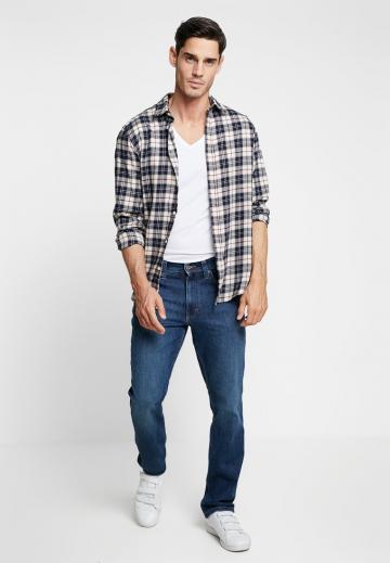 Прямые джинсы