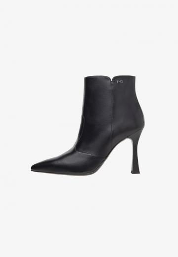 Полусапожки на высоком каблуке