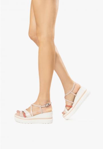 Босоножки на танкетке