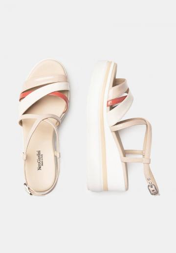 Босоножки на танкетке