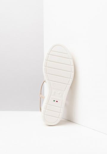 Босоножки на танкетке