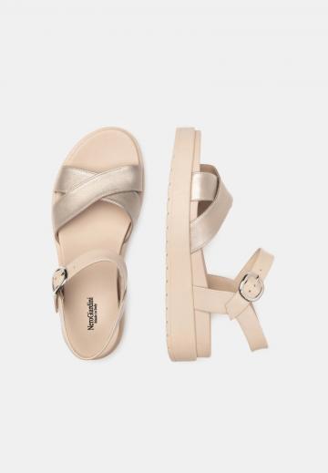 Босоножки на танкетке