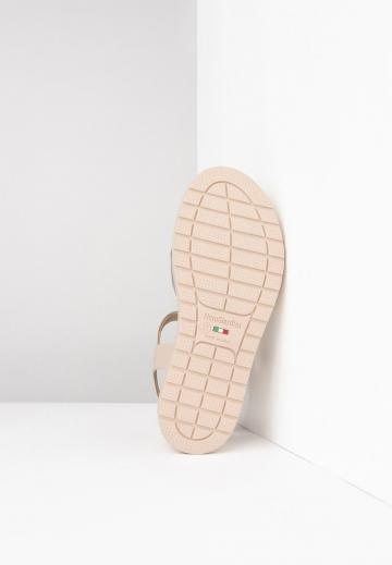 Босоножки на танкетке