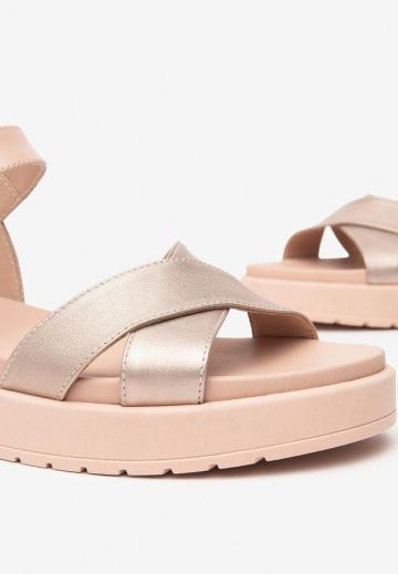 Босоножки на танкетке